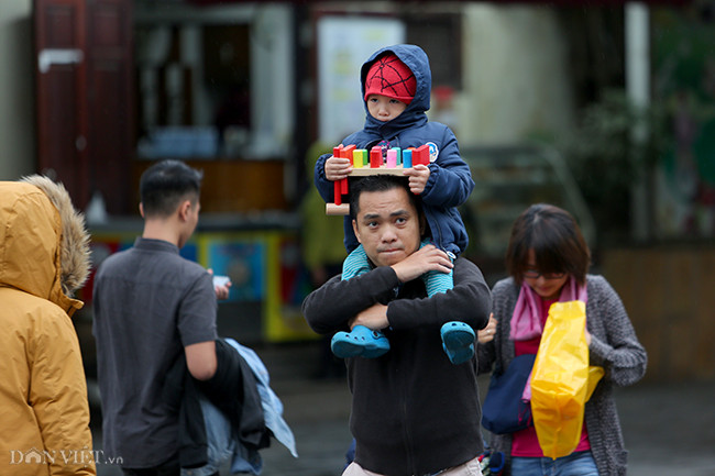 Do giá lạnh đột ngột, nên nhiều em nhỏ được trang bị quần áo "đến tận răng".