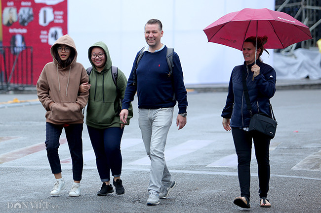 Nhiều du khách nước ngoài đến từ các nước ôn đới cũng phải mặc ấm.