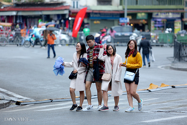 Giá lạnh cũng là thời điểm nhiều bạn trẻ mặc những bộ quần áo cá tính, khoe gu thời trang của bản thân.