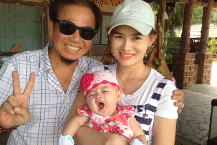 Ngày kết hôn lần 2, Hồng Tơ đã ở tuổi 54 còn bà xã vừa bước sang tuổi 31. Ảnh: Đời sống pháp luật.