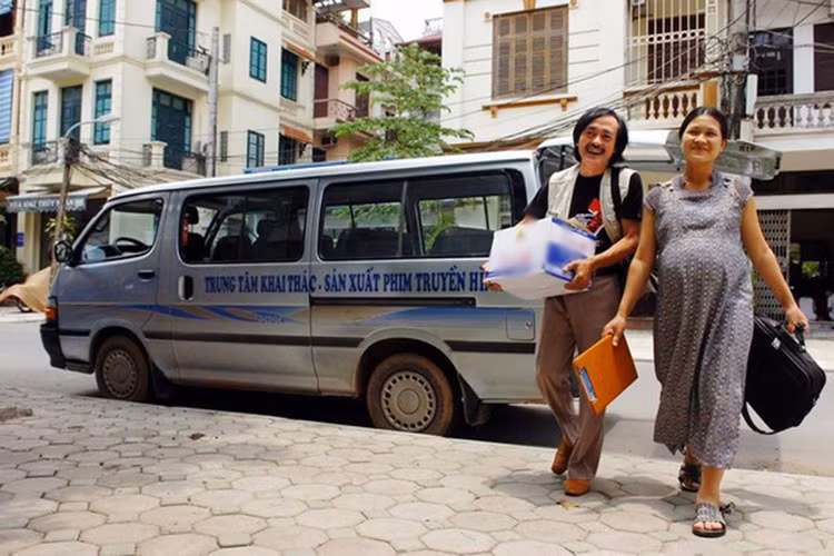 Nghệ sĩ hài lấy vợ kém hàng chục tuổi không lạ trong showbiz Việt. Giang Còi là ví dụ điển hình. Ảnh: Vietnamnet