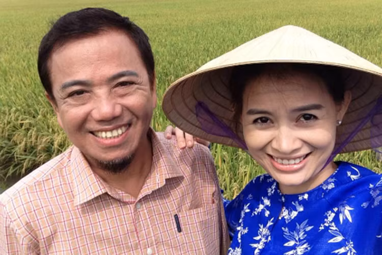 Mặc dù kém chồng 23 tuổi nhưng bà xã của Hồng Tơ rất chững chạc, là chỗ dựa vững chắc cho chồng. Ảnh: Đời sống pháp luật.