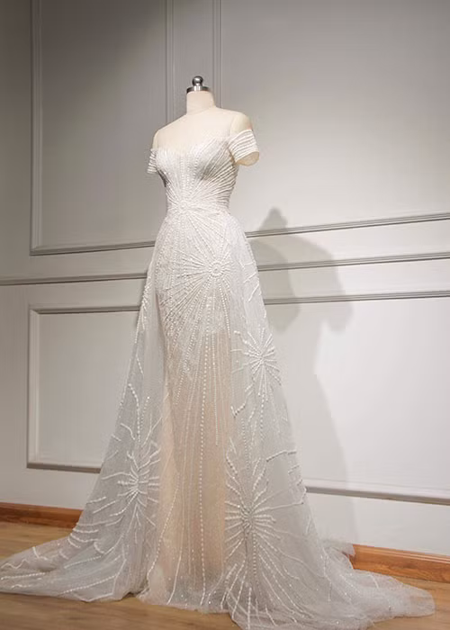 Đại diện Việt Nam năm nay sẽ mặc thiết kế đính kết 2000 viên đá quý theo hình những tia sáng lấp lánh của NTK Lê Thanh Hòa.