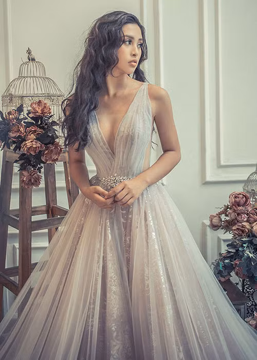  Hoa hậu Trần Tiểu Vy sở hữu vóc dáng gợi cảm. Trong bộ ảnh vừa được tung ra trước thềm chung kết Hoa hậu Thế giới 2018, người đẹp tự tin khoe vòng 1 căng đầy quyến rũ.