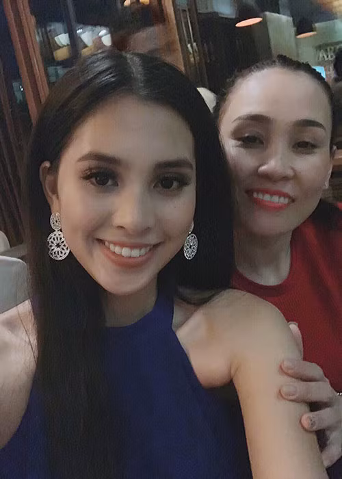 "Nguồn động lực to lớn của Vy đã tới rồi đây. Thương mẹ một mình đi đường xa để đến với con mà chỉ gặp được chốc lát. Năng lượng của Vy đã nạp đầy rồi. Sẵn sàng chiến đấu cho đêm chung kết", Tiểu Vy tâm sự. The thông tin, chung kết Hoa hậu Thế giới 2018 sẽ diễn ra vào 18h hôm nay (ngày 8/12).