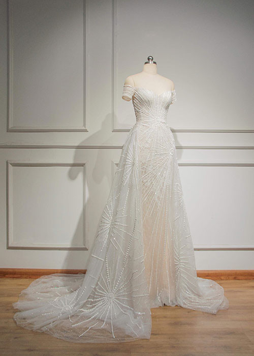 Bộ đầm của Tiểu Vy mang tông trắng. Đây là một trong những màu phong thủy tại cuộc thi bên cạnh hồng và xanh.