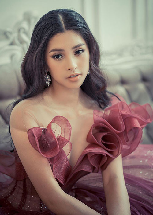 Đây là một trong những lần hiếm hoi nàng hoa hậu sinh năm 2000 khoe vòng một gợi cảm.