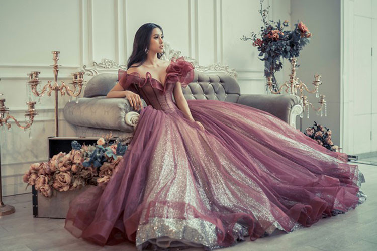 Hình ảnh Tiểu Vy quyến rũ với mẫu váy trễ vai.