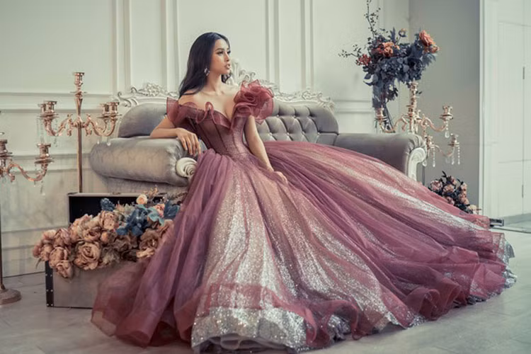 Hình ảnh Tiểu Vy quyến rũ với mẫu váy trễ vai.