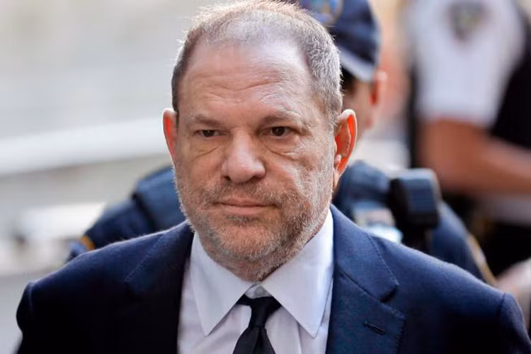 Theo Daily Mail, Harvey Weinstein đồng ý trả số tiền bảo lãnh 1 triệu USD để được tại ngoại, đồng thời giao nộp hộ chiếu và chấp nhận đeo vòng tay điện tử giám sát. Nếu bị kết tội, ông có thể sẽ ngồi tù tối thiểu 10 năm, thậm chí chung thân. Ảnh: CNN