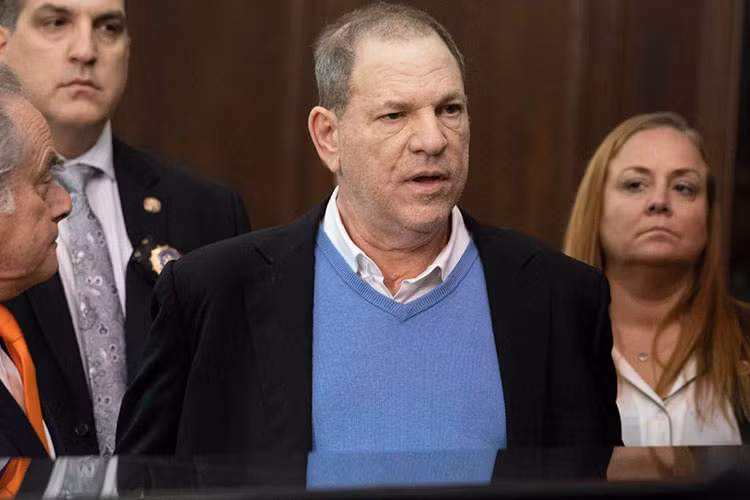 Hollywood năm nay cũng chưa bao giờ được yên ắng. Tháng 5/2018, Harvey Weinstein - ông trùm lừng lẫy Hollywood ra hầu tòa sau khi 2 nữ diễn viên Lucia Evans và Paz de la Huerta tố cáo bị ông cưỡng hiếp và hàng chục phụ nữ khác tố bị ông quấy rối. Ảnh: Eonline