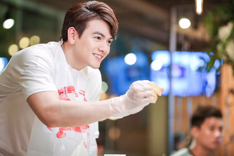 Lê Xuân Tiền sở hữu gương mặt điển trai, thân hình 6 múi.