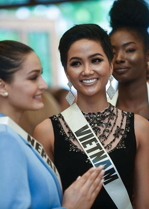 Ngày 11/12, H’hen Niê và các thí sinh tập luyện chuẩn bị cho đêm bán kết.