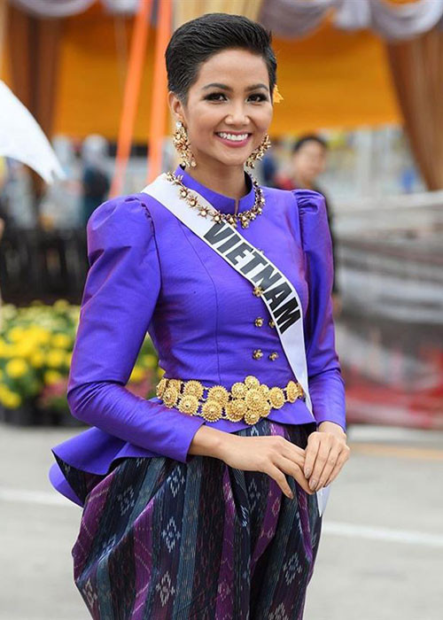 Tờ Angelopedia tỏ ra khá ưu ái đại diện Việt Nam khi còn đánh giá H'hen Niê là một trong những thí sinh mặc trang phục Thái Lan đẹp nhất.