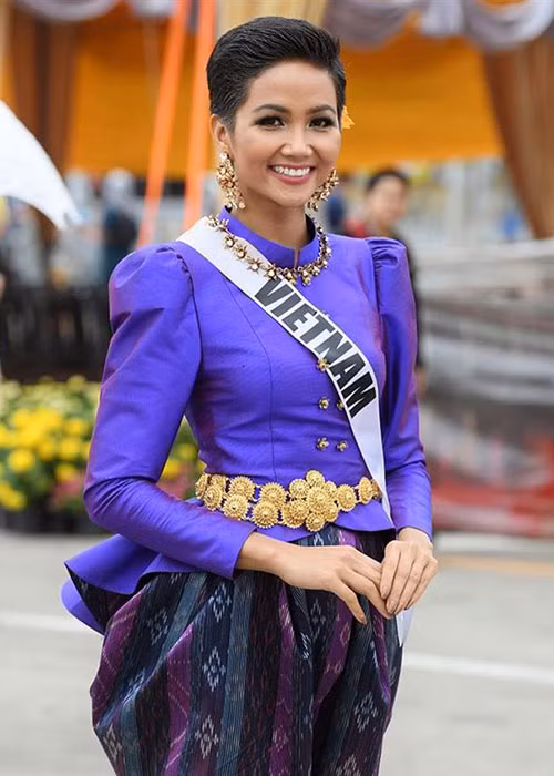 Tờ Angelopedia tỏ ra khá ưu ái đại diện Việt Nam khi còn đánh giá H'hen Niê là một trong những thí sinh mặc trang phục Thái Lan đẹp nhất.