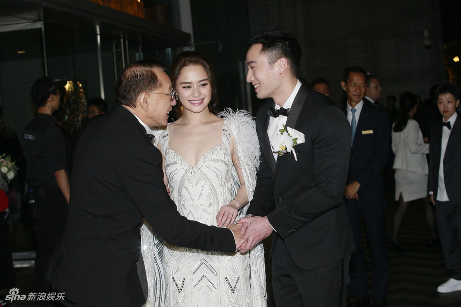 Buổi tiệc có sự góp mặt của ông chủ công ty giải trí Anh Hoàng Dương Thụ Thành. Những năm qua, Dương Thụ Thành coi Chung Hân Đồng như con gái.