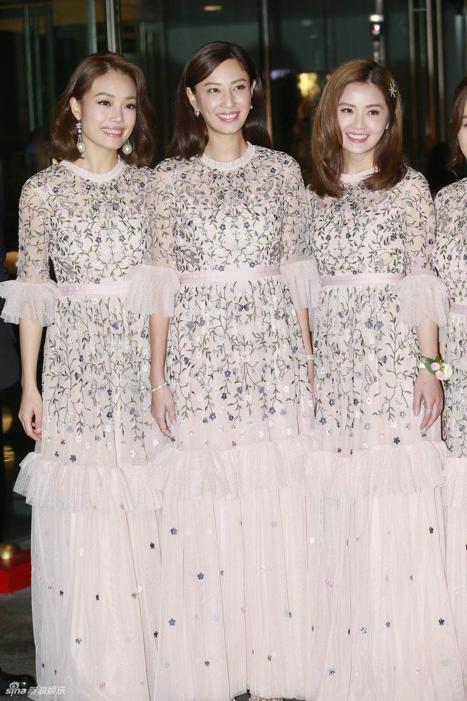 Thái Trác Nghiên, Dung Tổ Nhi, Trịnh Hy Di trong trang phục phù dâu. Họ là những người bạn thân thiết của Chung Hân Đồng.