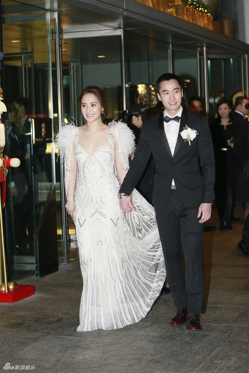 Chung Hân Đồng cho hay lễ cưới tổ chức hồi tháng 5 của cô tại Los Angeles (Mỹ) là tiệc riêng tư. Không ngờ, hình ảnh và clip lại được chia sẻ rầm rộ trên mạng. “Hôm nay mới là ngày cưới của tôi nhưng bất đắc dĩ tôi như người cưới chồng gần một năm”, cô hài hước.