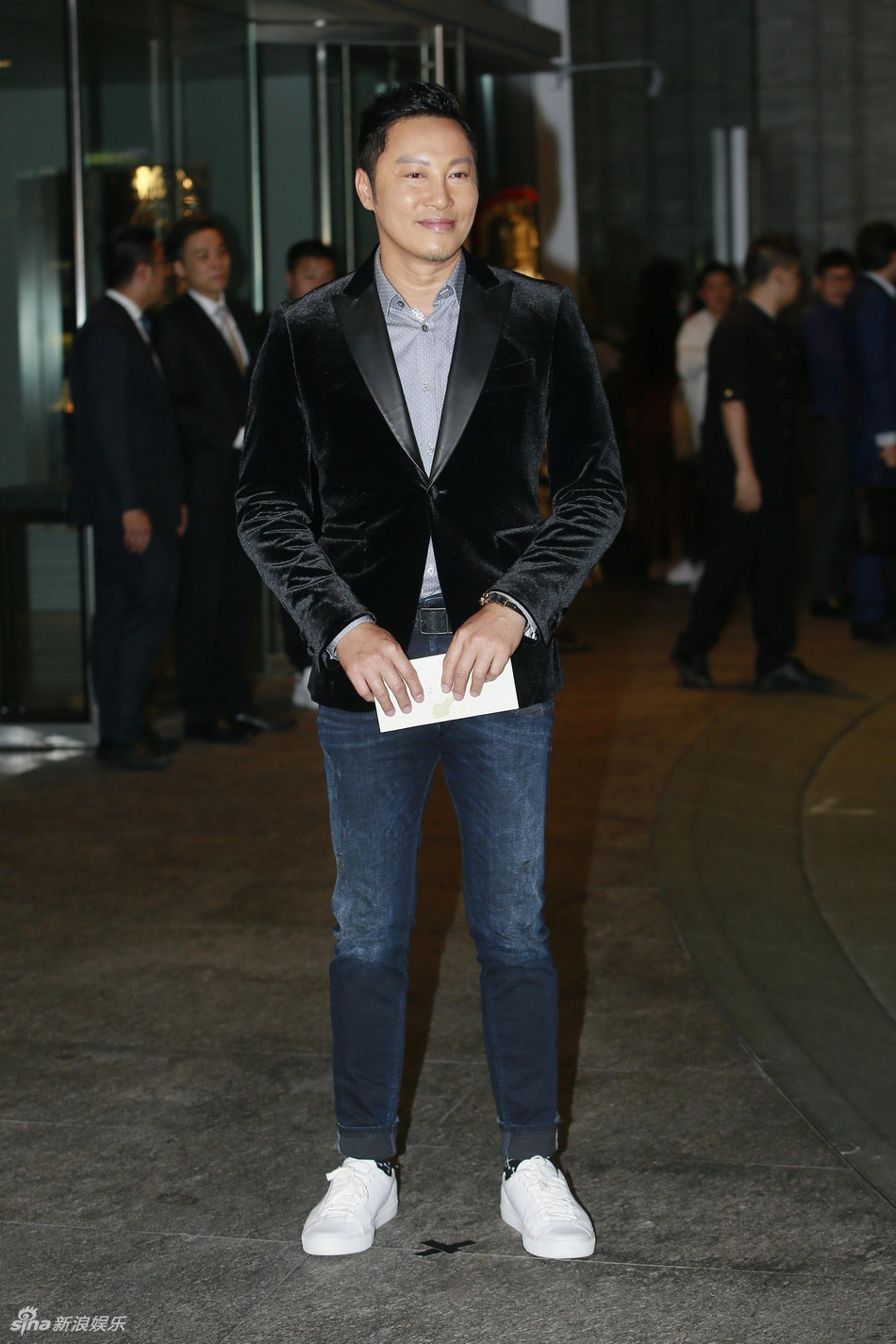 Nam diễn viên Bán sanh duyên Đàm Diệu Văn mặc trẻ trung đến mừng cưới Chung Hân Đồng.