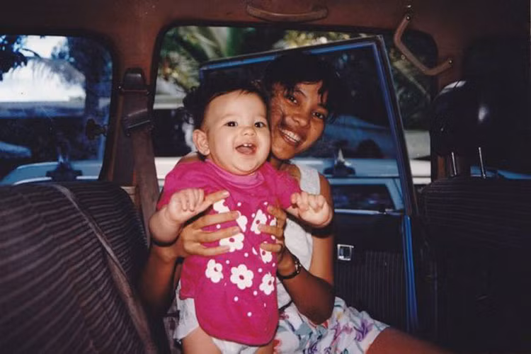 Khi còn nhỏ, Catriona muốn có em bởi cô cảm thấy cô đơn. Tuy nhiên, bố của người đẹp phản đối điều này.