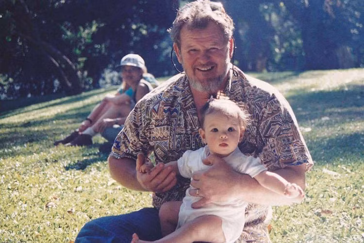 Theo fanpage của Miss World Philippines, tân Hoa hậu Hoàn vũ Thế giới được bố mẹ đặt tên theo bà nội người Scotland - Catherine Ross Gray.