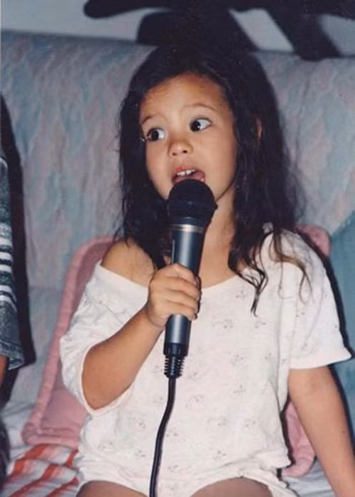 Catriona rất thích múa hát. Lớn lên, cô cũng theo đuổi con đường ca hát.