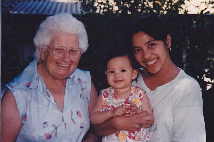 Bố của Catriona đã có hai người con trai - kết quả từ cuộc hôn nhân trước khi lấy mẹ của Catriona.