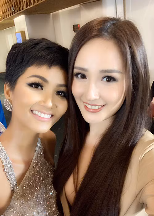 "Chúc mừng em gái. Trước chị làm giám khảo chấm em thành Hoa hậu Hoàn vũ Việt Nam, sau này em làm cô giáo dậy catwalk cho chị nhé", Mai Phương Thúy nhắn nhủ H'hen Niê.