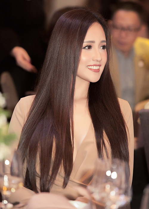 Hoa hậu Việt Nam 2006 ưa thích những thiết kế cắt xẻ táo bạo để khoe lợi thế hình thể một cách tối đa.