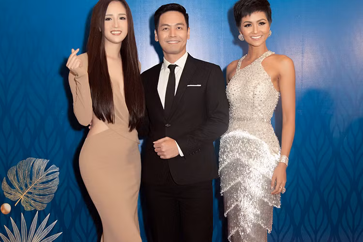 Đến chúc mừng H'hen Niê, Hoa hậu Việt Nam 2006 diện đầm hở lưng, cổ trễ giúp cô khoe lưng trần thon thả, bờ vai mỏng manh và vòng một gợi cảm.