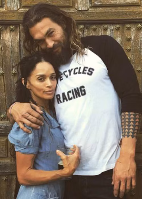 Tài tử Jason Momoa và người bạn đời của mình đến nay đã có hai người con chung: Lola (sinh năm 2007) và Nakoa (sinh năm 2008).
