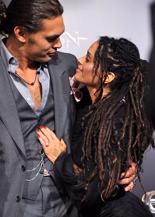 Jason trúng tiết sét ái tình với Lisa vào năm 8 tuổi khi anh xem bộ phim do cô đóng.