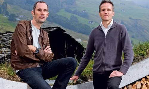 Anh em “sieu nhan” dao nui lam nha khien the gioi kinh ngac