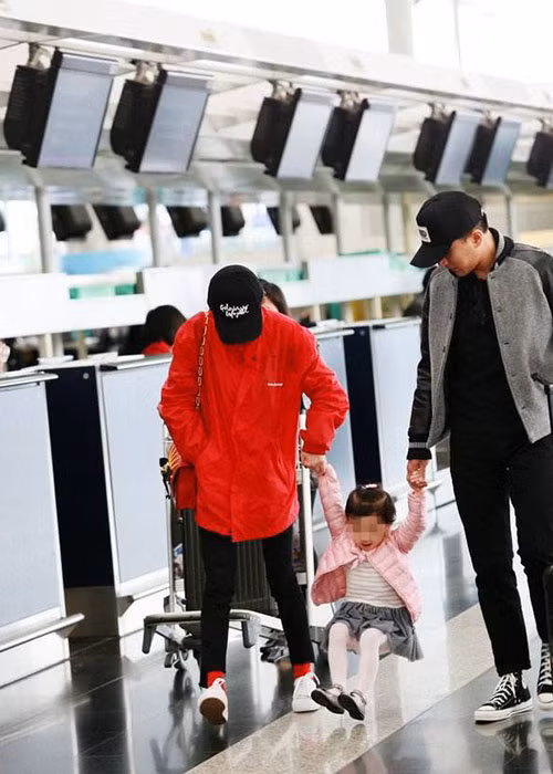 Cuối cùng, sau nhiều lần bị đồn ly hôn, cặp đôi vừa chính thức thừa nhận đã chia tay nhau trong hòa bình.