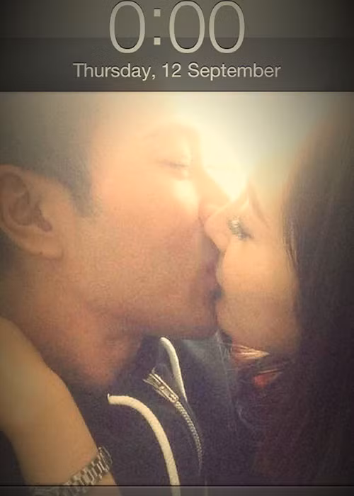 Cặp đôi từng khoe ảnh nền điện thoại là khoảnh khắc khóa môi nhau đắm đuối.