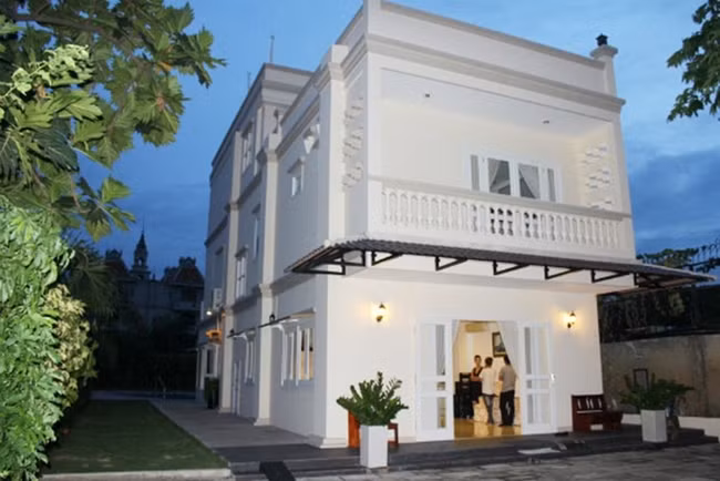 Hiện tại, gia đình Diễm My sống trong căn biệt thự sang trọng. Nhà của Diễm My được mua vào năm 1997, rộng 1000 m2, nằm trên diện tích đất 3000 m2 tại khu Thảo Điền. Đây là vị trí đắc địa nằm ven sông Sài Gòn, Quận 2, TP.HCM.