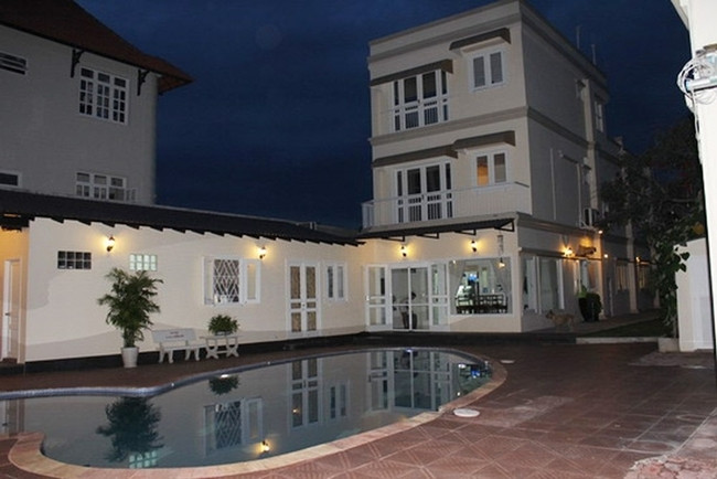 Căn biệt thự được thiết kế theo phong cách Địa Trung Hải, như tòa bạch dinh đẹp tinh tế nằm giữa vườn cây xanh mướt.