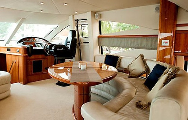 Nữ hoàng ảnh lịch" từng thực hiện bộ ảnh gợi cảm bên chiếc du thuyền. Bên trong chiếc du thuyền đầy đủ các không gian chức năng như một ngôi nhà với thiết kế sang trọng, lộng lẫy.