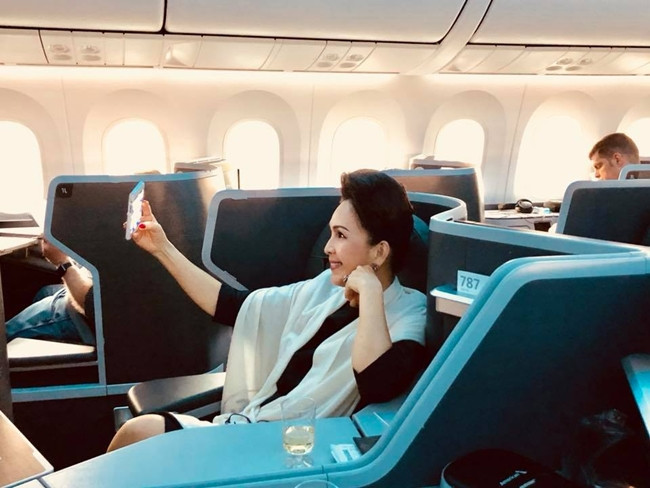 Gia đình Diễm My và bạn bè thỉnh thoảng tổ chức những bữa tiệc ấm cúng trên du thuyền, cùng ngắm cảnh Sài Gòn khi hoàng hôn buông xuống.