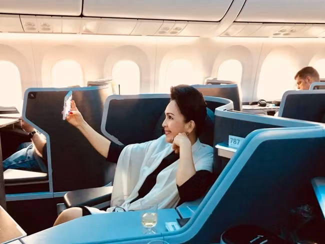 Gia đình Diễm My và bạn bè thỉnh thoảng tổ chức những bữa tiệc ấm cúng trên du thuyền, cùng ngắm cảnh Sài Gòn khi hoàng hôn buông xuống.