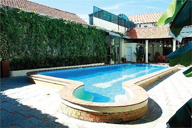 Bể bơi ngoài trời được thiết kế với kiểu cách hiện đại được ví như "máy điều hoa tự nhiên" của khuôn viên rộng rãi.