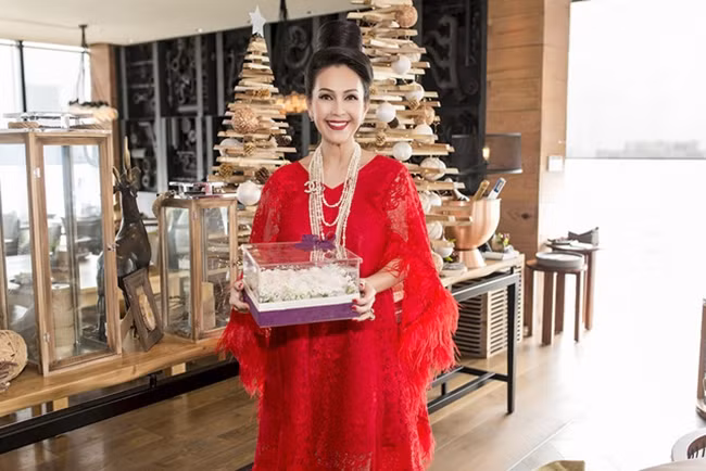 Lấy chồng doanh nhân, "mỹ nhân không tuổi" có cuộc sống sang chảnh.