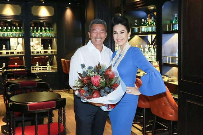 Diễm My chia sẻ hình ảnh tình tứ bên chồng, doanh nhân Hà Tôn Đức trong dịp sinh nhật gần đây. Năm 1994, Diễm My kết hôn với doanh nhân Hà Tôn Đức và rút lui về hậu trường. Thời điểm đó, chồng của người đẹp là một Việt kiều mới về nước và hơn cô 2 tuổi.