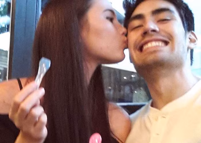 Bạn trai của tân hoa hậu tiết lộ cả hai lần đầu gặp nhau trong thang máy trước khi cùng đến casting vào buổi quay quảng cáo vào năm 2012.