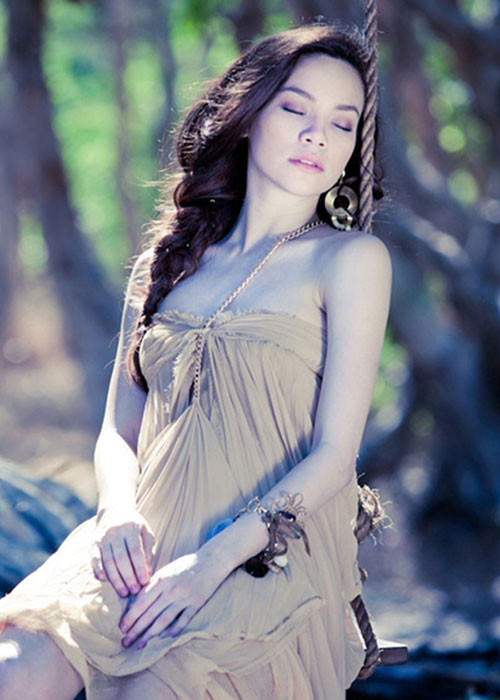 Thế nhưng 6 năm sau, “nữ hoàng giải trí” đã thừa nhận có đám cưới, cô đính chính rằng đám cưới được tổ chức năm cô 17 tuổi chứ không phải 16. Ảnh: Gia đình Việt Nam