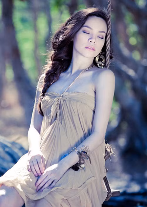 Thế nhưng 6 năm sau, “nữ hoàng giải trí” đã thừa nhận có đám cưới, cô đính chính rằng đám cưới được tổ chức năm cô 17 tuổi chứ không phải 16. Ảnh: Gia đình Việt Nam