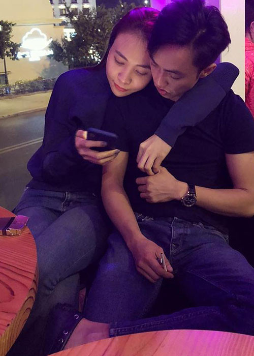 Không giữ bí mật như khi yêu Hạ Vị, Cường Đô la thỏa mái xuất hiện bên Đàm Thu Trang và giành lời có cánh cho bạn gái. Ảnh: FBNV Xem video "Hồ Ngọc Hà lên tiếng khi bị nói hết thời". Nguồn Youtube/vtc