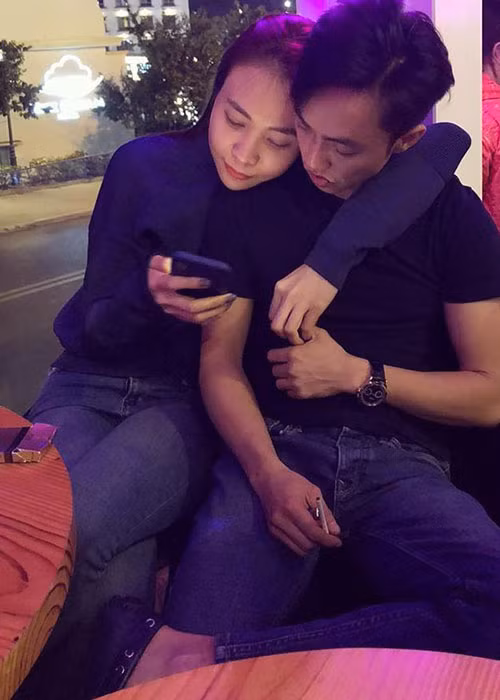 Không giữ bí mật như khi yêu Hạ Vị, Cường Đô la thỏa mái xuất hiện bên Đàm Thu Trang và giành lời có cánh cho bạn gái. Ảnh: FBNV Xem video "Hồ Ngọc Hà lên tiếng khi bị nói hết thời". Nguồn Youtube/vtc