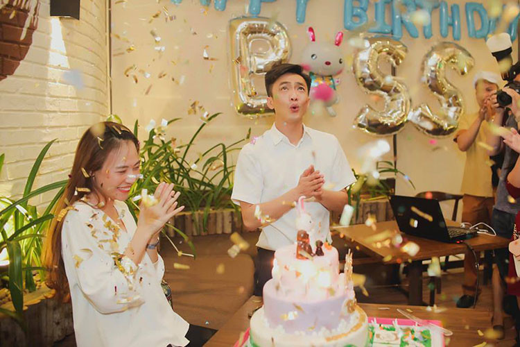 Chia tay Hạ Vi, vị doanh nhân phố núi nhanh chóng tìm được hạnh phúc mới bên Đàm Thu Trang xinh đẹp, giỏi giang và tự lập. Ảnh: FBNV