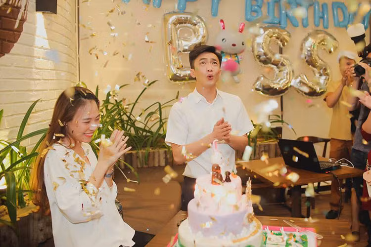 Chia tay Hạ Vi, vị doanh nhân phố núi nhanh chóng tìm được hạnh phúc mới bên Đàm Thu Trang xinh đẹp, giỏi giang và tự lập. Ảnh: FBNV